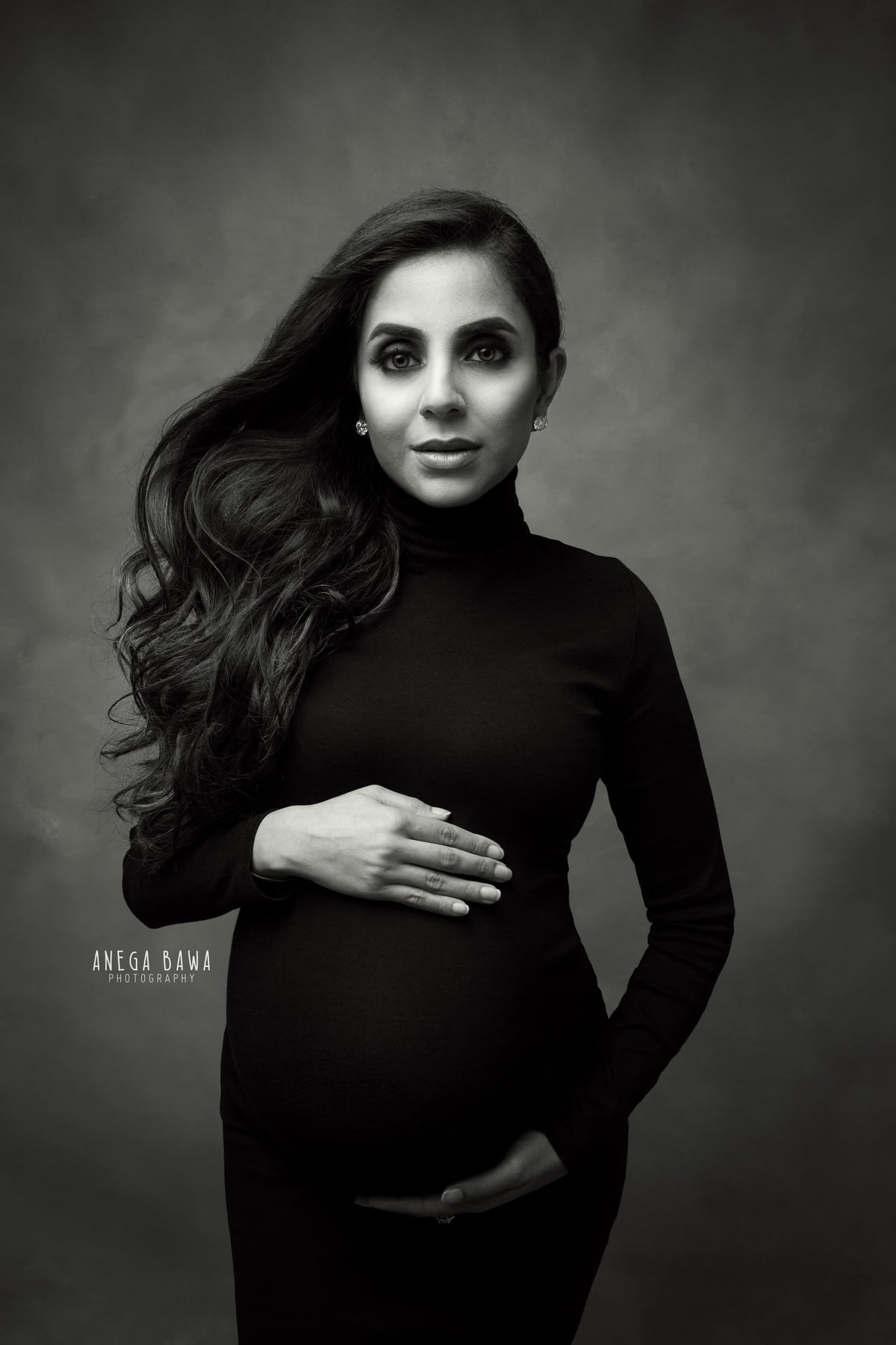 Captivating Maternity Photoshoot: Timeless Black and White Moments to ...