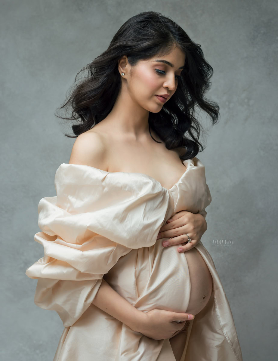 Maternity Photography in Delhi Featuring Beige Raw Silk Wrap Against a Grey Backdrop, Captured by Anega Bawa.