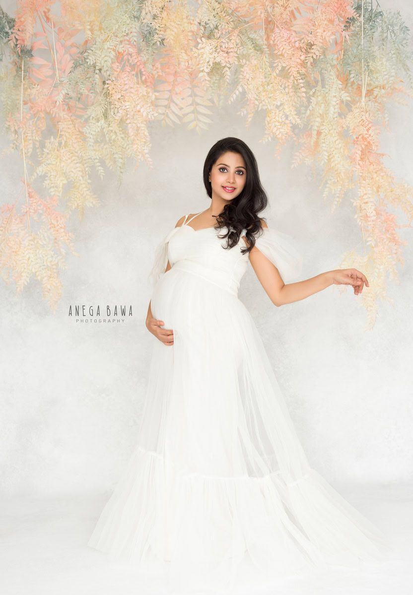 Maternity Photography in Delhi: White Fluffy Gown, Leafy Peach Backdrop, by Anega Bawa, Photographer Gurgaon Noida.