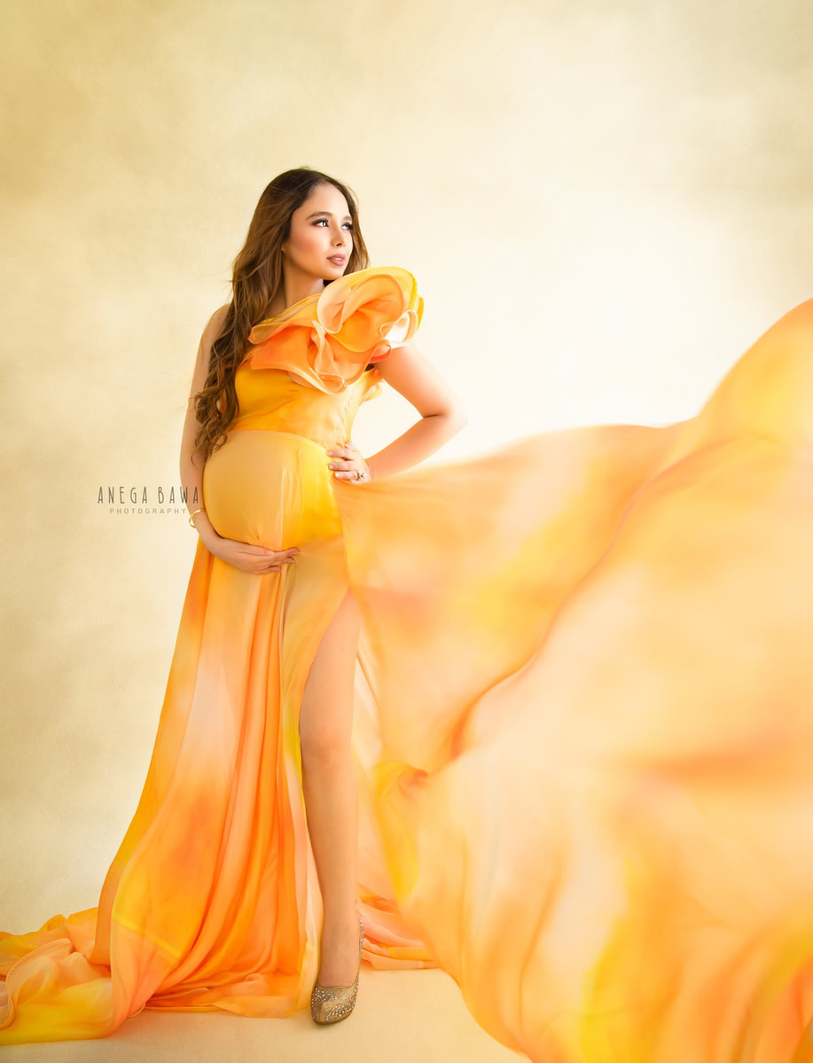 Maternity Shoot in Delhi: Yellow Dress Inspired by Malaika Arora, High Slit, Beige Backdrop, by Anega Bawa Photography, Gurgaon Noida.