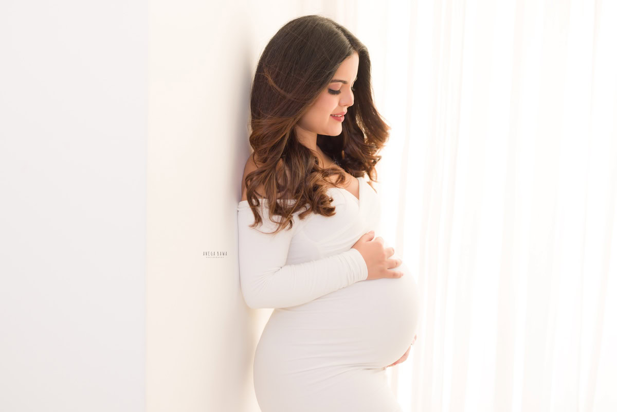 Pregnancy Photographer Delhi: White Dress by Anega Bawa Photography, Gurgaon Noida