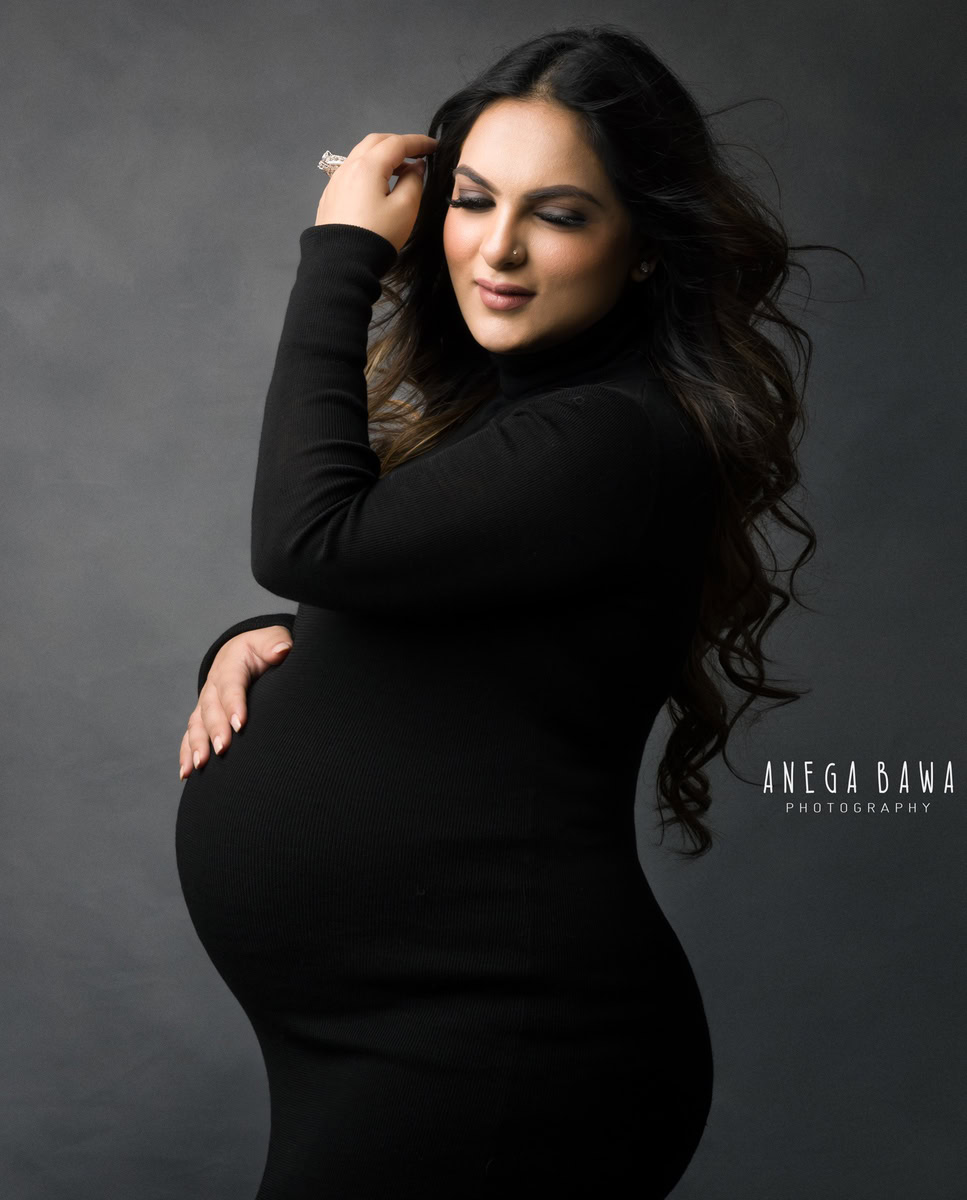 Pregnancy Photography Delhi: Black Bodycon, Grey Backdrop by Anega Bawa Photography, Gurgaon Noida