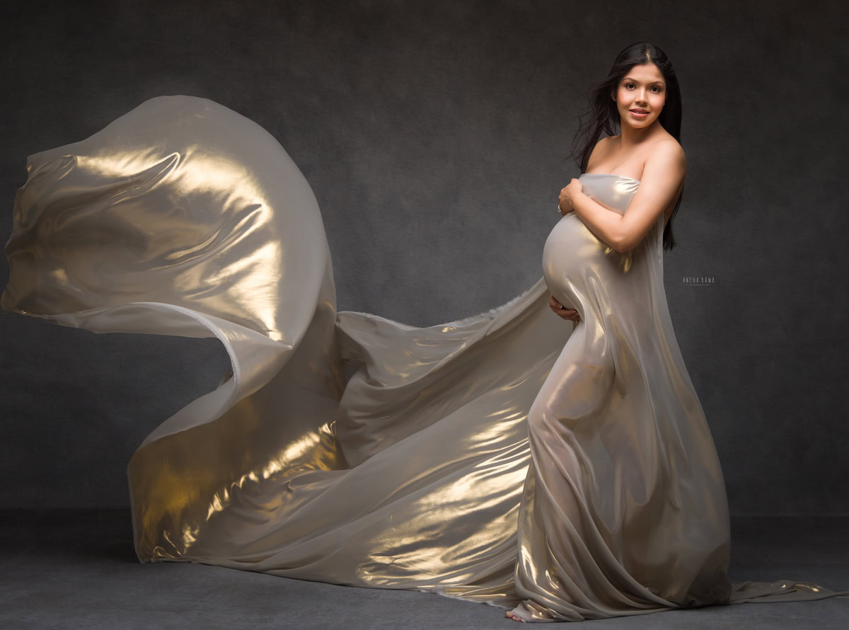 Pregnancy Photography Delhi: Golden Shimmer Wrap, Grey Backdrop by Anega Bawa Photography, Gurgaon Noida