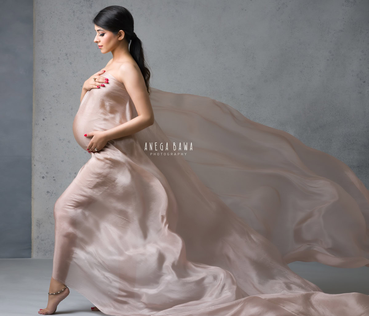 pregnancy-photography-delhi-peach-wrap-grey-backdrop-by-anega-bawa-photographer-gurgaon-noida