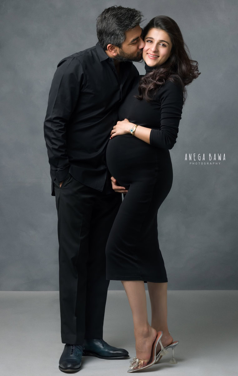 Pregnancy Photoshoot Delhi: Black Tunic with Spouse, Grey Backdrop, by Anega Bawa Photography, Gurgaon Noida