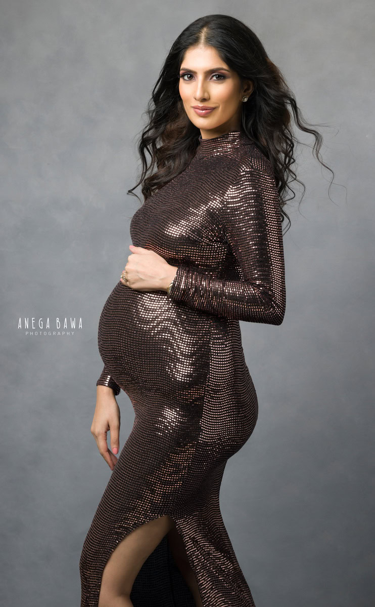 Pregnancy Photoshoot Delhi: Copper Shimmer High-Slit Dress, Grey Backdrop by Anega Bawa Photography, Gurgaon Noida