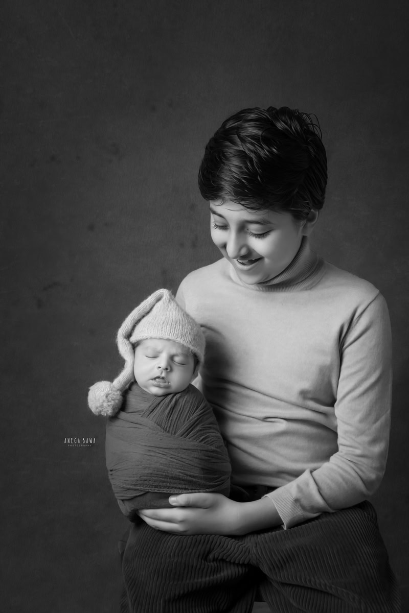 Newborn Photography at Home in Delhi: Sibling, Black & White. Photographer: Anega Bawa, Gurgaon Noida.