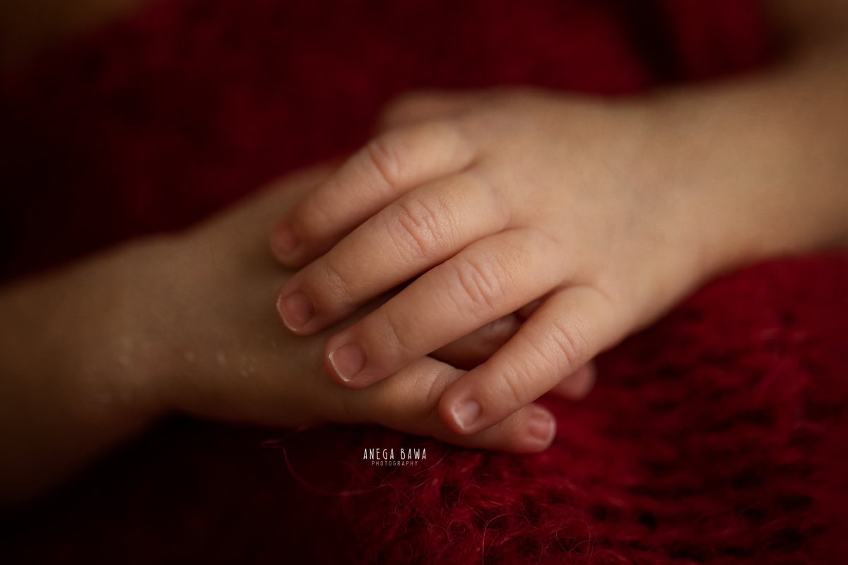Newborn Photoshoot in Delhi: Close-up of Hands. Photographer: Anega Bawa Photography, Gurgaon Noida.
