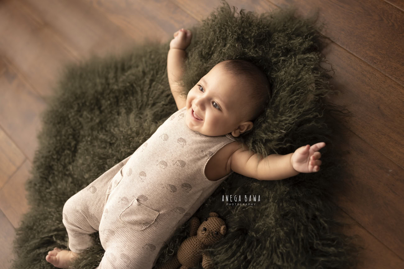 Celebrate the joy of your little one with a heartwarming baby boy photoshoot. Capture those precious smiles on a charming green rug in Delhi, Gurgaon, or Noida with Anega Bawa.
