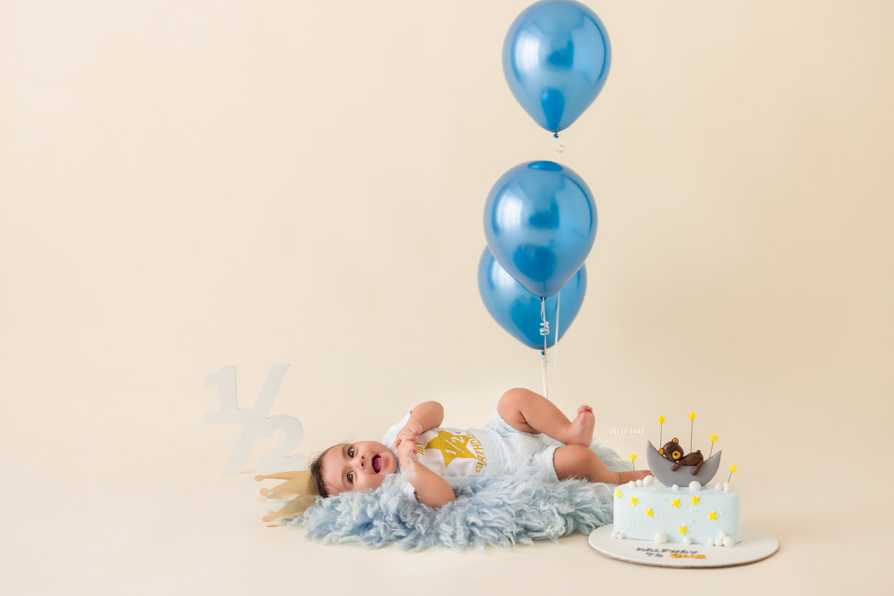 Baby boy photography, 5 or 4 or 3 or 6 months, beige backdrop, blue rug, blue balloons, cake smash. Location: Delhi, Gurgaon, Noida. Photographer: Anega Bawa.