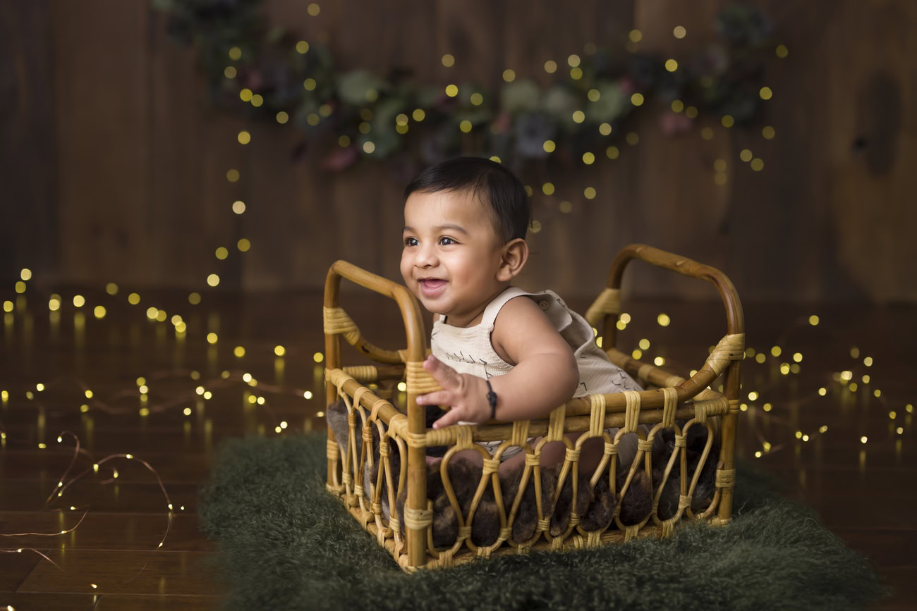 For timeless baby boy photography in Delhi, Gurgaon, or Noida, consider Anega Bawa's expertise. Highlight your little one's charm amidst a brown wooden backdrop bathed in golden lights at 3, 4, 5, or 6 months of age.