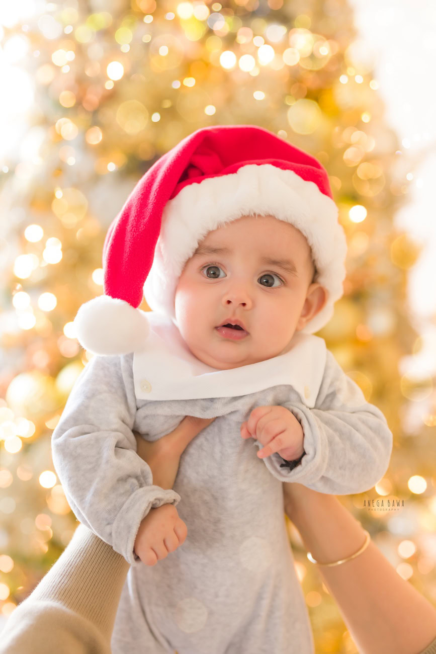 baby-boy-photography-5-4-3-6-months-golden-lights-backdrop-santa-cap-delhi-gurgaon-noida-anega-bawa
