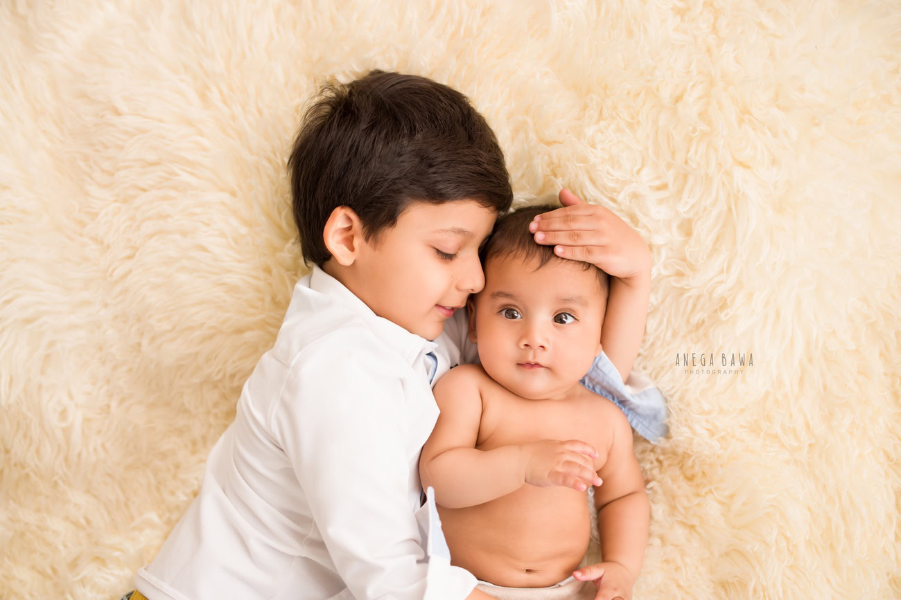 Celebrate the bond between siblings with a heartwarming photoshoot of your baby boy aged 3, 4, 5, or 6 months against a serene beige backdrop. Capture their adorable poses and cherish these precious moments forever. Contact Anega Bawa for a delightful baby boy photoshoot experience in Delhi, Gurgaon, or Noida.