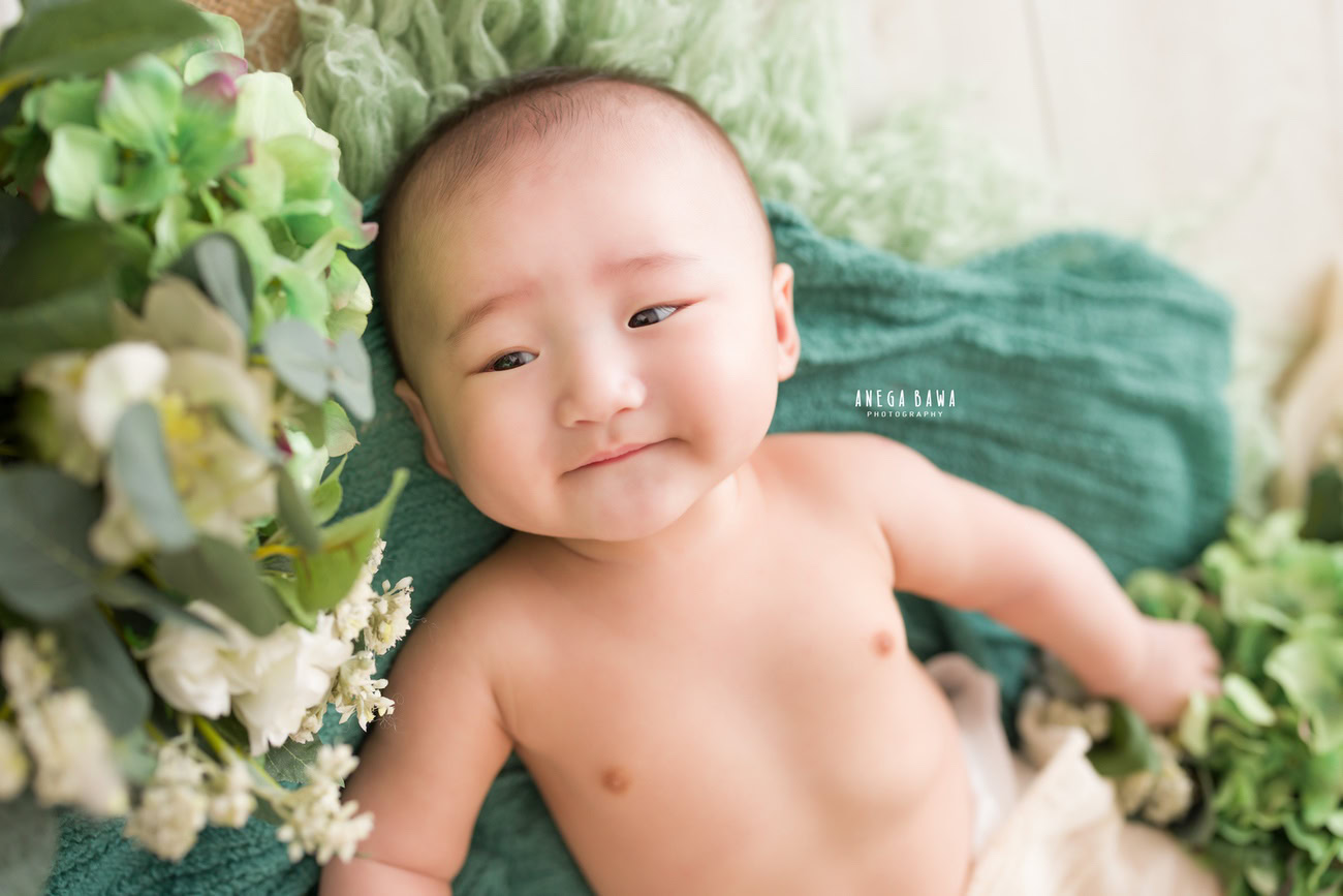Baby boy photoshoot, 6, 5, 4, 3 months, green beige backdrop, beige backdrop. Location: Delhi, Gurgaon, Noida. Photographer: Anega Bawa.