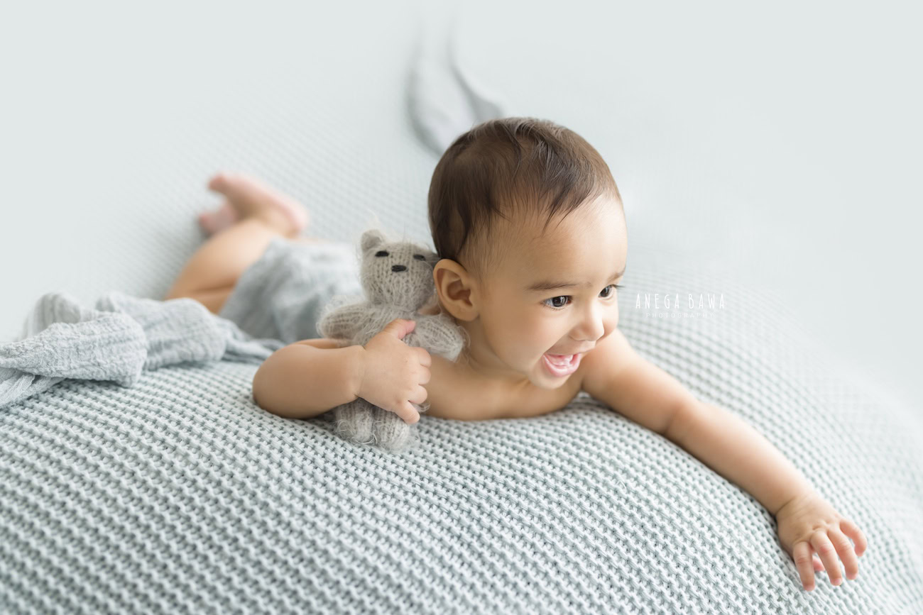 Create timeless memories of your little one at 3, 4, 5, or 6 months with a cozy grey wrap and adorable soft toy. Book your photoshoot with Anega Bawa in Delhi, Gurgaon, or Noida today.