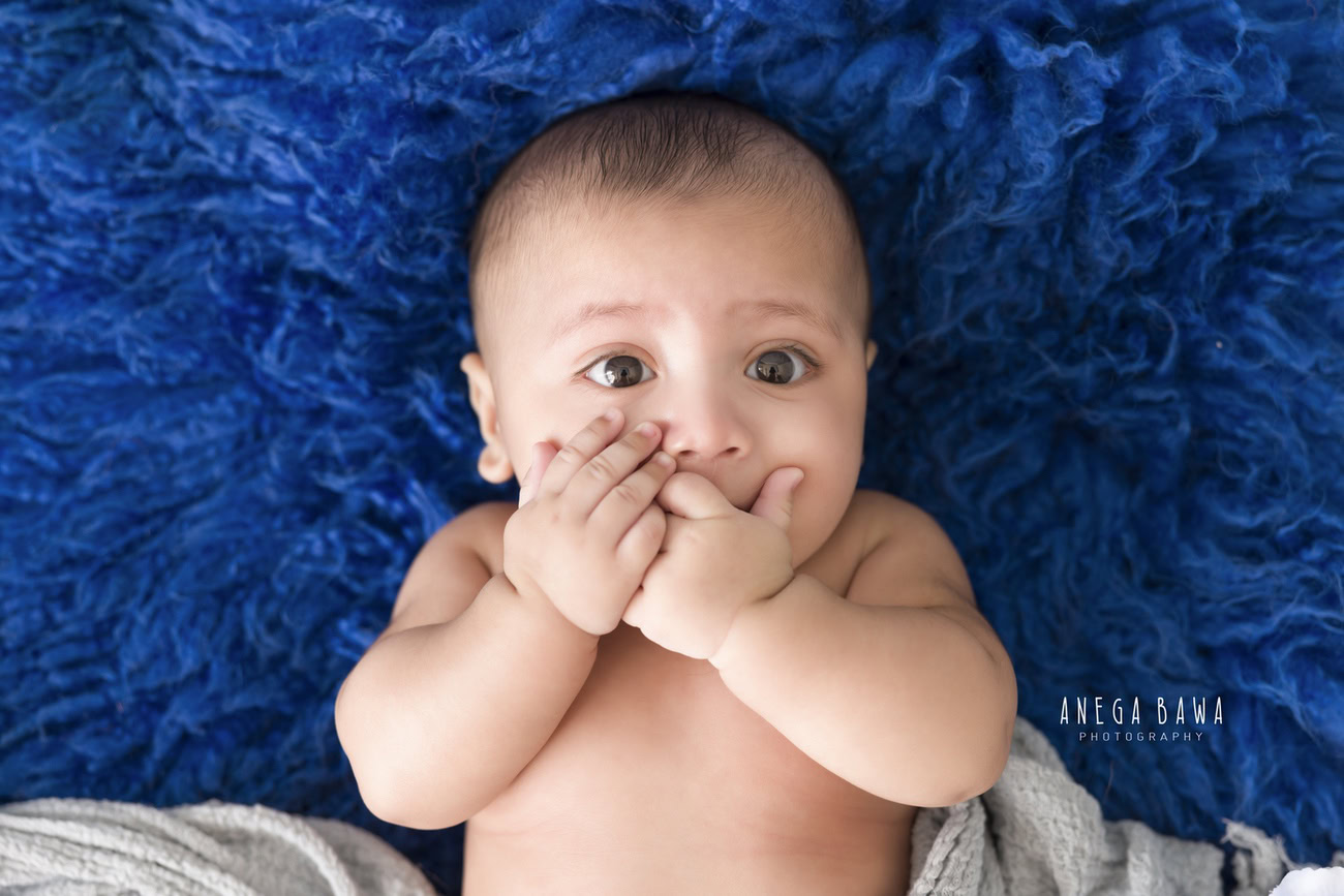 Adorn your baby boy in royal blue hues and capture those precious moments on a soft royal blue rug. Contact Anega Bawa for an unforgettable photoshoot experience in Delhi, Gurgaon, or Noida.