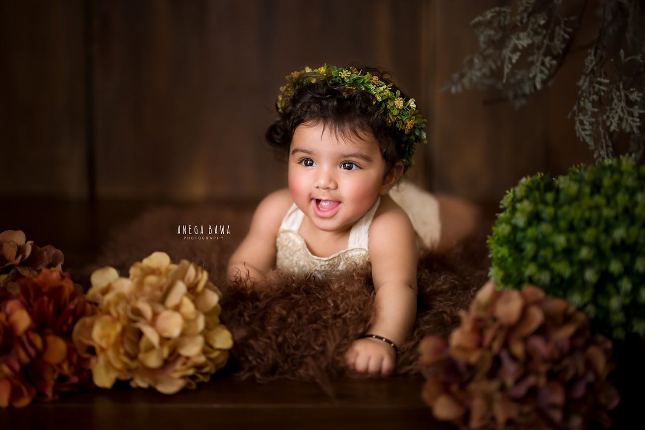 Capture the warmth and innocence of your little one with a brown basket against a complementary brown backdrop. Contact Anega Bawa to immortalize these precious moments in Delhi, Gurgaon, or Noida.