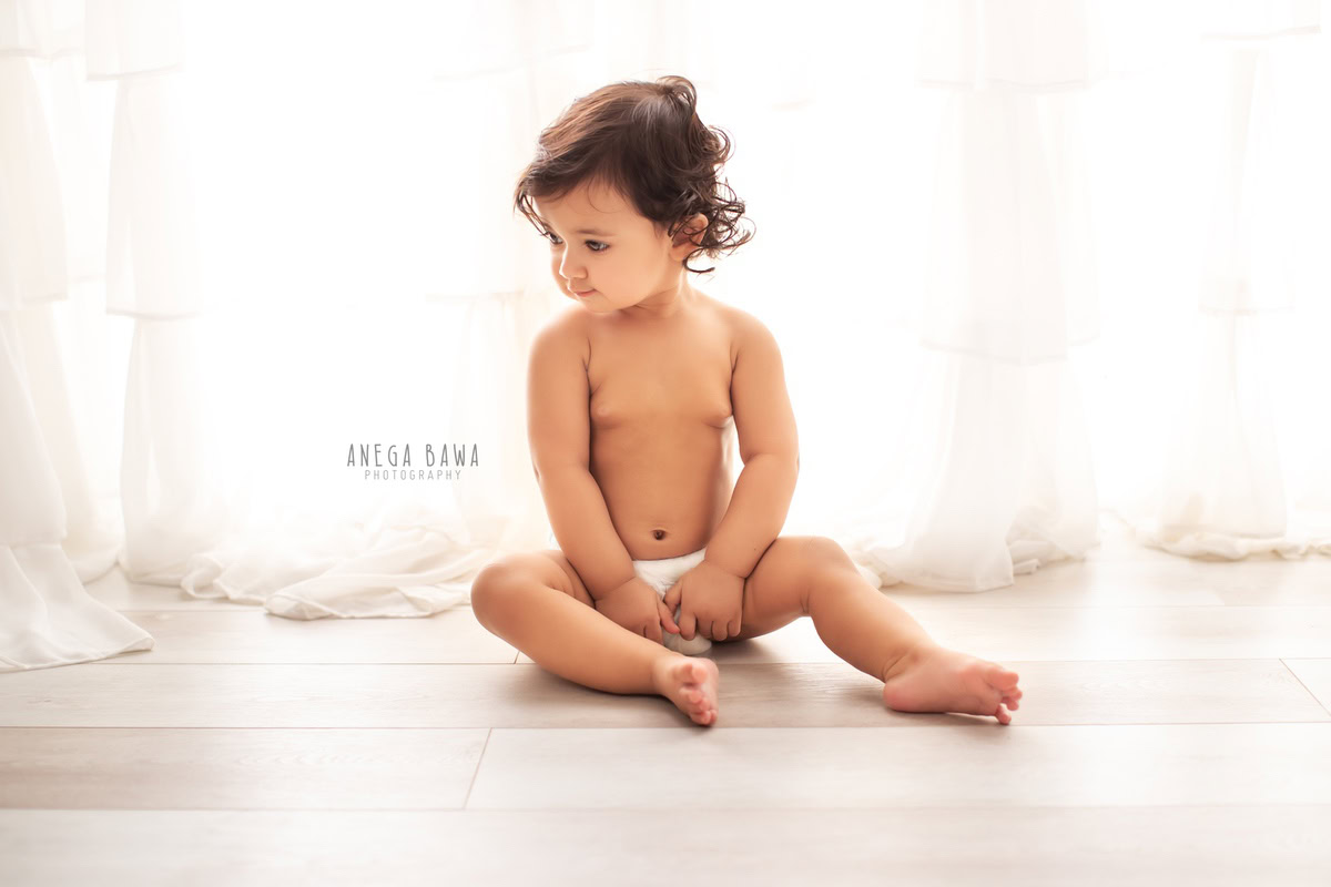 Capture the adorable innocence of your 15-month-old boy with Anega Bawa Photography in Delhi and Gurgaon. Seated on the floor against a clean white backdrop, these photoshoots beautifully encapsulate this precious stage of his growth.